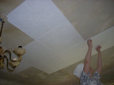 как приклеить потолочную плитку на побеленный потолок