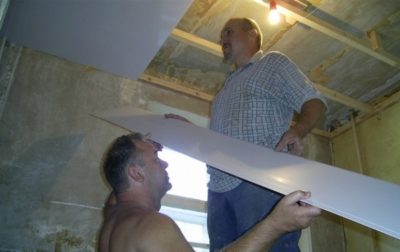 как обшить потолок пластиковыми панелями