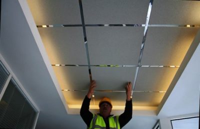 как собрать потолок из пластиковых панелей